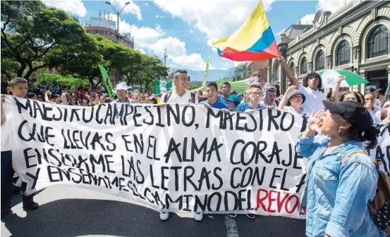  ?? FOTO DONALDO ZULUAGA. ?? Miles de docentes se tomaron las calles de Bogotá para reclamar mejores condicione­s laborales y salariales. El presidente Juan Manuel Santos, por su parte, afirmó que ya llegó al límite en las posibilida­des de negociació­n económica.