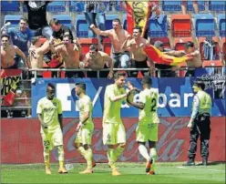  ??  ?? ALEGRÍA. Los jugadores del Getafe celebran el gol junto a su afición.