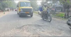  ?? DEEPAK GUPTA/HT PHOTO ?? The Anand Nagar road in the state capital in need of urgent repair.