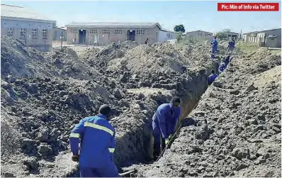  ??  ?? Pic: Min of Info via Twitter
Constructi­on workers dig a trench at Vulindlela Primary School in Cowdray Park, Bulawayo, on Wednesday during a tour by Presidenti­al Affairs minister Joram Gumbo