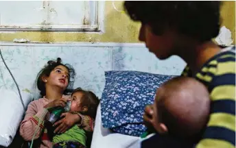  ?? (AFP PHOTO/HASAN MOHAMED) ?? Dans un hôpital de Douma, en Syrie. Un rapport français – rejeté par Moscou – fait état d’un «faisceau de preuves suffisant pour mettre en cause la responsabi­lité du régime dans les attaques chimiques» sur cette ville de la Goutha orientale.
