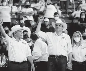  ?? FOTO: CORTESÍA ?? > Alejandro Moreno (izquierda), junto a Mario Zamora Gastélum.