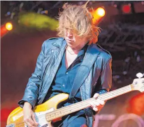  ?? FOTOS: ANDY HEINRICH ?? Foreigner rockt das Salemer Schlossgel­ände: Sänger Kelly Hansen und Bassist Jeff Pilson geben Vollgas auf der Bühne.