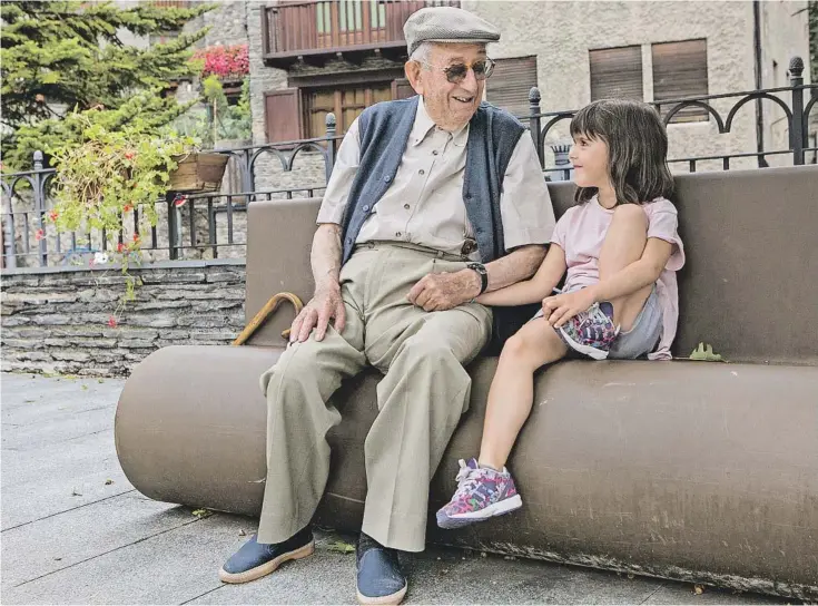  ?? Natalia Montane ?? Casi cien años separan al andorrano Daniel Armengol Millat, de 102 años, y a su biznieta Elga Armengol Daban, de cinco.