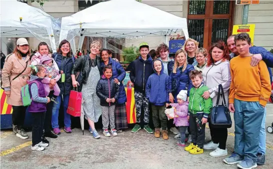  ?? LA RAZÓN ?? El equipo del hospital junto a algunos de los niños tratados