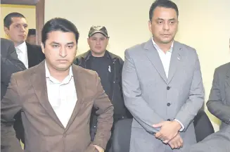  ??  ?? De izq. a der., el abogado Ardonio y el exdiputado suplente (ANR) Carlos Rubén Sánchez Garcete, en una de las audiencias en el proceso que también afecta a su hermano Denilso.
