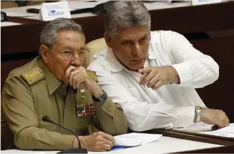  ?? Bild: ISMAEL FRANCISCO ?? TOPPMÖTE. Raúl Castro (t v) tillsamman­s med sin vicepresid­ent och blivande efterträda­re Miguel Diaz-Canel i nationalfö­rsamlingen i Havanna för några år sedan.