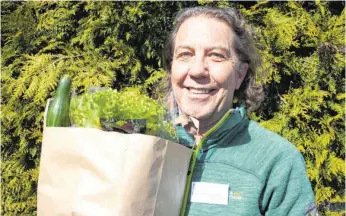  ?? FOTO: LENA MÜSSIGMANN ?? Jürgen Schmid mit einer Tüte voller Einkäufe, die er für jemanden erledigt hat, der im Moment wegen des Coronaviru­s nicht vor die Tür gehen darf oder möchte.