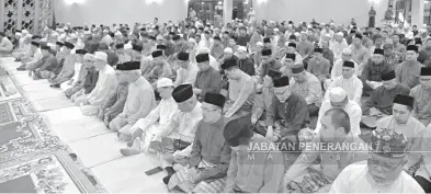  ??  ?? HADIR: Antara jemaah yang hadir Majlis Tahlil dan Doa Kesyukuran Sempena Sambutan Maulidur Rasul 1441H/2019M.