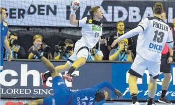  ?? FOTO: AFP ?? Vier Treffer gegen Frankreich: Balingen-Weilstette­ns Martin Strobel (am Ball).