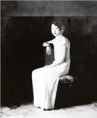  ??  ?? Tan Yulin o Yuling (19201942), la mujer más amada por el emperador Puyi, fotografia­da en 1938 en la capital de Manchukuo, Hsinking.