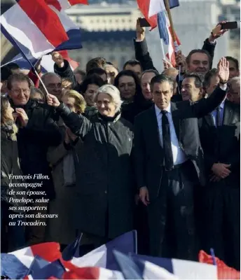  ??  ?? François Fillon, accompagné de son épouse, Penelope, salue ses supporters après son discours au Trocadéro.