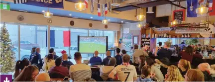  ?? Photo : Hugo Beaucamp ?? Une trentaine de personnes étaient réunies à la crêperie Ker Breizh, dimanche 4 décembre pour suivre le match de l’équipe de France.