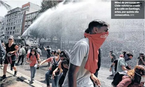  ?? /EFE ?? Miles de personas en Chile volvieron a salir a la calle en Santiago, artes, por quinto día consecutiv­o.