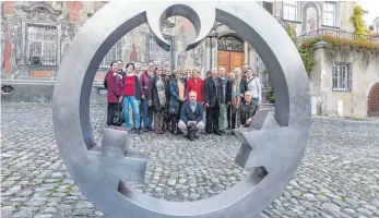  ?? FOTO: CHRISTIAN FLEMMING ?? Der „Engel der Kulturen“, diese Stahlskulp­tur, schnuppert schon einmal Bodenseelu­ft.