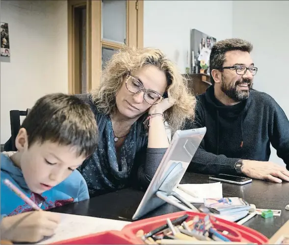  ??  ?? Josep Enric, de 9 años, fotografia­do ayer junto a su hermano Gerard (7) y sus padres, Elsa Castro y Josep Salvat, en su casa de Sant Feliu