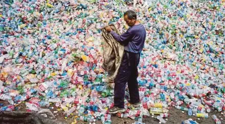  ?? FILE PIC ?? A Chinese labourer sorting out plastic bottles for recycling in Dong Xiao Kou village in the outskirts of Beijing.