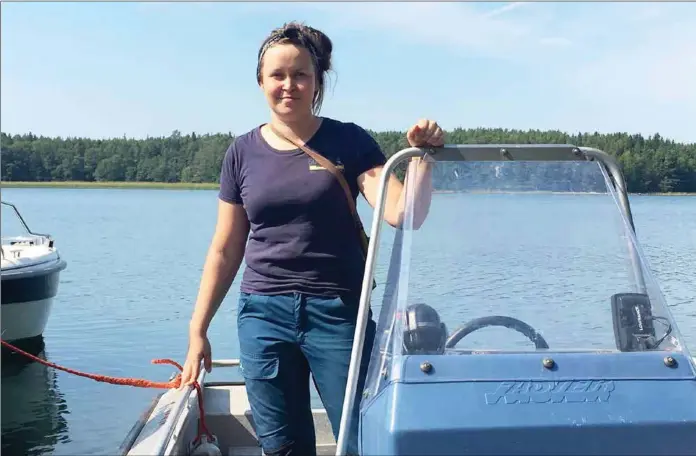  ??  ?? KRÄFTGÅNG FÖR KRÄFTORNA. Forsknings­tekniker Katja Mäkinen följer med kräftdjure­ns situation i närheten av Själö i Åbolands skärgård.