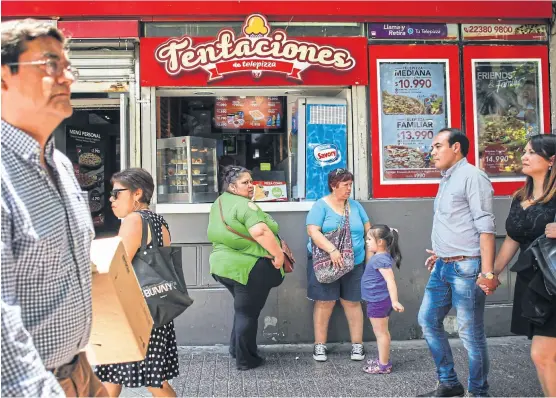  ?? Víctor caballero/nyt ?? En Santiago, un puesto de venta de pizza, helados y gaseosas
