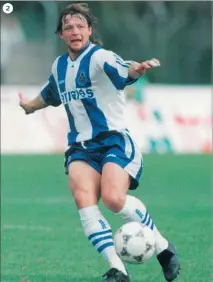  ??  ?? jogou durante três épocas no Benfica, 91/92 a 93/94 2 Russo represento­u depois o FC Porto em 94/95