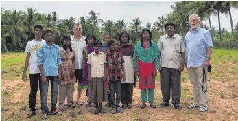  ?? FOTO: HELFEN, WO CHRISTEN LEIDEN ?? Sebastian Braun (vierter von links) und sein Vater Hans Martin (rechts) besichtige­n das Grundstück, auf dem die Schule entstehen soll.