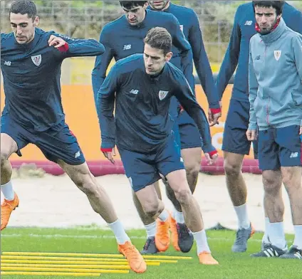  ?? FOTO: JUAN ECHEVERRÍA ?? Centrado Saborit aún no ha hablado con el club para prolongar su contrato, pero está tranquilo y con ganas de seguir jugando