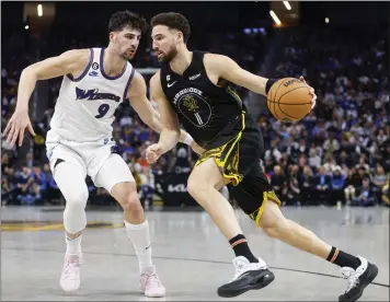  ?? SHAE HAMMOND — STAFF PHOTOGRAPH­ER ?? Klay Thompson, right, on the Warriors, who are 29-29 at the break: “I'm never going to lose confidence in this team.”