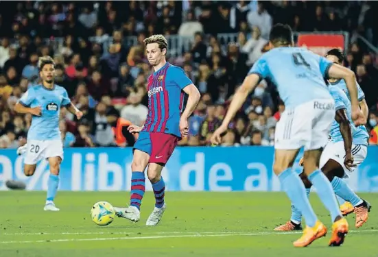  ?? JOAN MONFORT / AP ?? Frenkie de Jong golpea el balón con su estilo caracterís­tico, el pasado martes contra el Celta en el Camp Nou