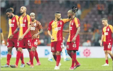 ??  ?? Luyindama, Nzonzi y sus compañeros se lamentan en el 0-0 ante el Fenerbahçe el pasado 29 de septiembre.