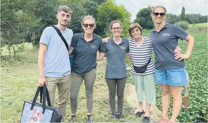  ?? Picture: Mthulisi Lwazi Khuboni ?? ECO-WARRIORS. From left, Nicolas Salinas, Kim Weaver, Kelby English, Shirley Tebbutt and Julie Coetzee at the Delta Park dam.