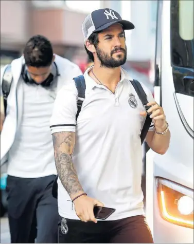  ??  ?? ISCO, AL FRENTE. El malagueño, subiendo al autobús en la concentrac­ión del pasado martes.