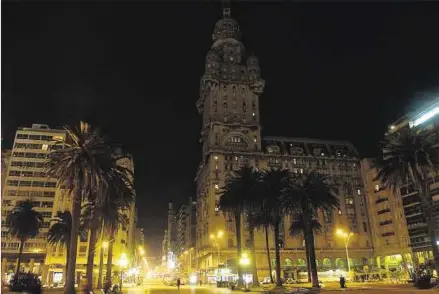  ??  ?? ILUMINACIÓ­N. La Intendenci­a de Montevideo pretende invertir US$ 21,5 millones para cambiar las luminarias de toda la ciudad.