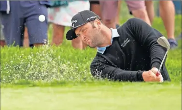  ??  ?? Jon Rahm golpea la bola durante la segunda jornada del US Open que se celebra en San Diego.