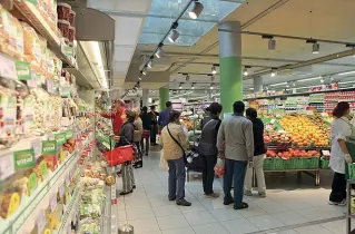  ??  ?? Festivo L’apertura festiva di un supermerca­to del centro storico