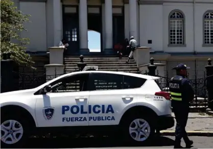  ??  ?? La Fuerza Pública se mantendrá alerta en el Colegio de San Luis Gonzaga, en Cartago. Aquí, durante la reunión sostenida la mañana de este miércoles. KEYNA CALDERÓN