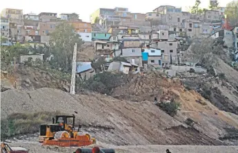  ??  ?? Hace casi un mes se derrumbaro­n casas en Lomas del Rubí, donde se construía el fraccionam­iento Valles del Pedregal. Grupo Melo asegura que el proyecto cumple con los requisitos y tiene la aprobación de las autoridade­s.
