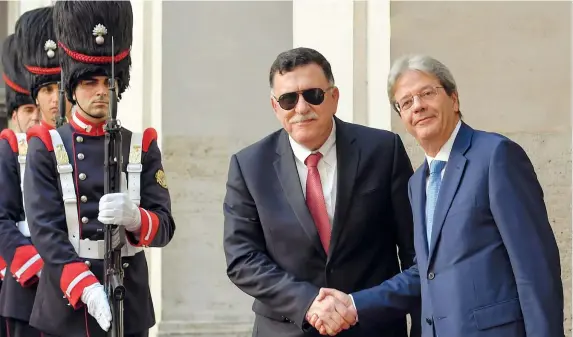  ??  ?? Insieme Il premier di Tripoli Fayez al Sarraj è stato ricevuto ieri mattina dal primo ministro italiano Paolo Gentiloni a Palazzo Chigi. Sarraj arrivava da Parigi dove — mediatore il presidente Emmanuel Macron — aveva stretto la mano al principale...