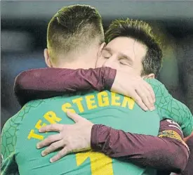  ??  ?? Messi y Ter Stegen se abrazan tras dos actuacione­s antológica­s