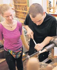  ?? FOTO: ARNO BURGI ?? Julia Niezel mit ihrem Ausbilder an der Drechselba­nk. Nach der Ausbildung gibt es die Möglichkei­t, sich zu spezialisi­eren.