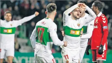  ??  ?? VICTORIA DE ORO. Iván Sánchez, ayer, celebra el gol que le dio la victoria al Elche sobre el Nàstic.