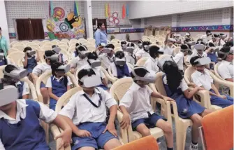  ?? ?? ENGAGING LESSONS: Schools across the country are introducin­g children to VR at a young age