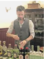  ?? FOTOS (3): AGENTUR ERLEBNISRA­UM ?? Freuen Sie sich auf ein interessan­tes Gintasting mit Sebastian Jäger, Gin-Experte und Mitglied der Deutschen Barkeeper-Union.