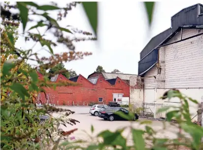  ?? RP-FOTO: ACHIM BLAZY ?? Das Gebäude mit dem zeittypisc­hen Sheddach (rechts) bleibt erhalten.