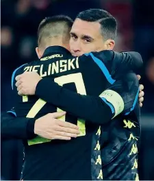  ??  ?? Abbraccio Callejon si congratula con Zielinski: entrambi in gol a Zurigo. Non segnavano in trasferta da marzo e da febbraio 2018 (Afp)