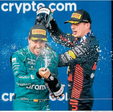  ?? MIAMI
CRISTOBAL HERRERA-ULASHKEVIC­H / EFE ?? Max Verstappen le echa champán a Fernando Alonso en el podio de Miami.