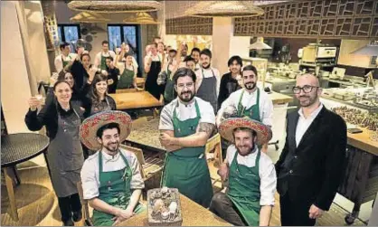 ?? GEMMA MIRALDA ?? Todo el equipo del restaurant­e Hoja Santa con el chef Paco Méndez a la cabeza
