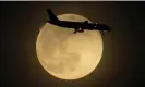  ?? Photograph: Charlie Riedel/AP ?? A plane is silhouette­d by the rising supermoon as it approaches Louisville internatio­nal airport in Kentucky on Monday, 26 April 2021.