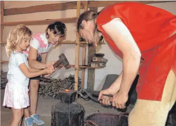  ?? FOTO: FREILICHTM­USEUM ?? Schmiedeku­rse finden auf der Heuneburg am 30. Juni und 1. Juli statt.