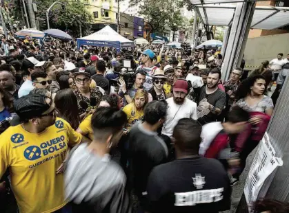  ?? Adriano Vizoni/Folhapress ?? Multidão em frente a portão da Uninove, na Barra Funda (zona oeste), momentos antes do fechamento dos portões para o início do primeiro dia de provas do Enem 2017, que incluiu português e geografia