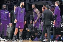  ??  ?? DESESPERAC­IÓN. LeBron James se dirige a sus compañeros.